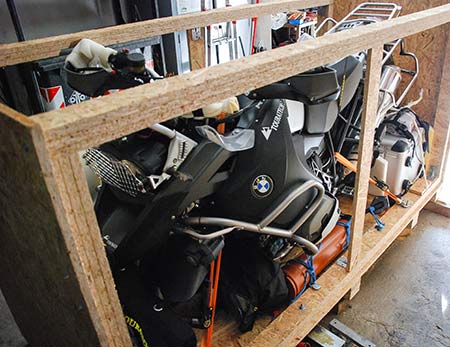 BMW Motorrad in Transportkiste fuer Motorrad-Transport Südamerika