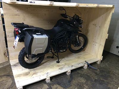 Kiste mit Motorrad zum Transport