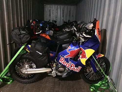 Motorräder in einem Container